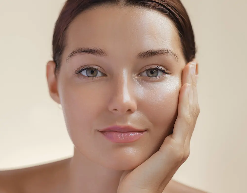 Botox Eine Frau mit ebenmäßigem Gesicht, weiter zu Botulinumtoxin