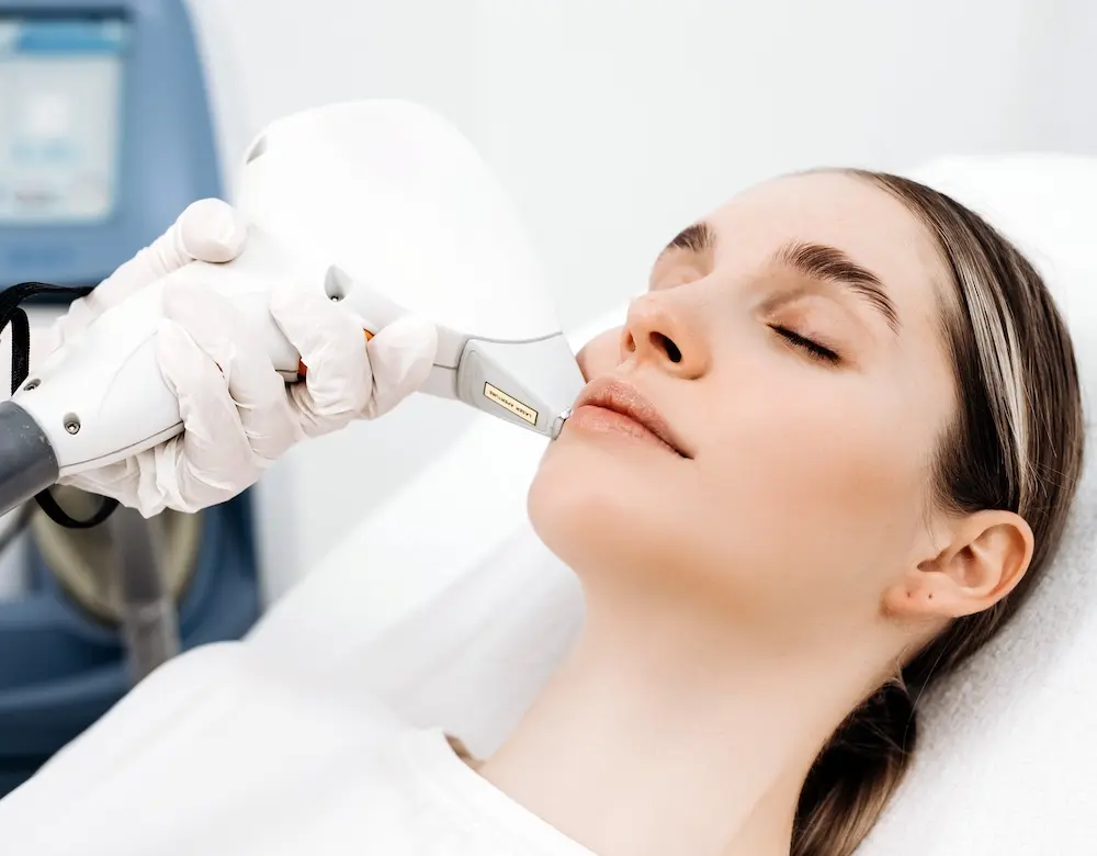 Hautverjuengung Eine Patientin wird mit dem CO2-Laser behandelt, weiter zu Hautverjüngung mit CO2-Laser